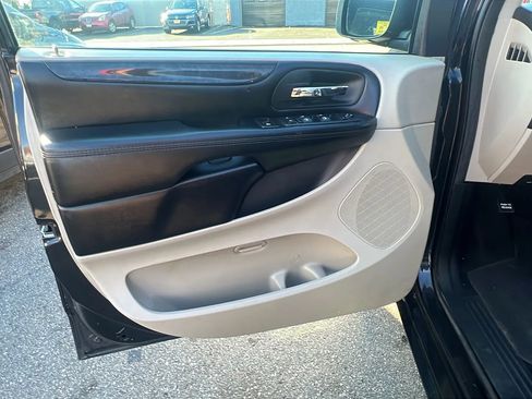 Used 2019 Dodge Grand Caravan SE w/ UConnect Hands-Free Group image 22