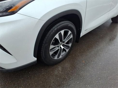 Certified 2022 Toyota Highlander XLE image 4