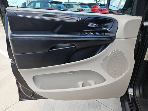 Used 2016 Chrysler Town & Country Touring FWD image 11
