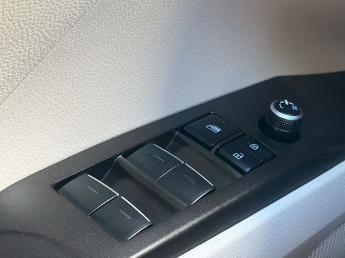 Used 2022 Toyota Camry XLE w/ Navigation Package FWD image 29
