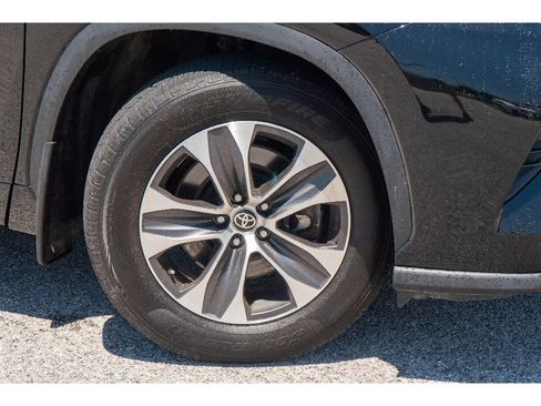 Used 2023 Toyota Highlander XLE AWD/4WD image 32