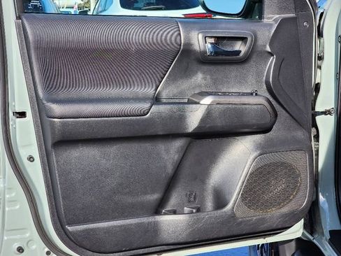 Used 2022 Toyota Tacoma TRD Sport w/ Technology Package image 19