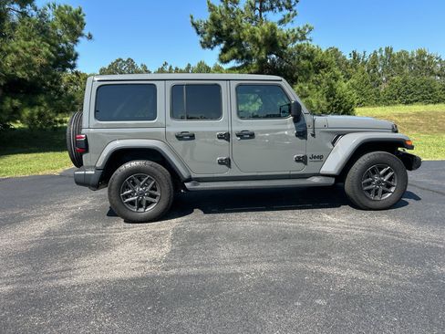 Used 2020 Jeep Wrangler Unlimited Sahara AWD/4WD image 8
