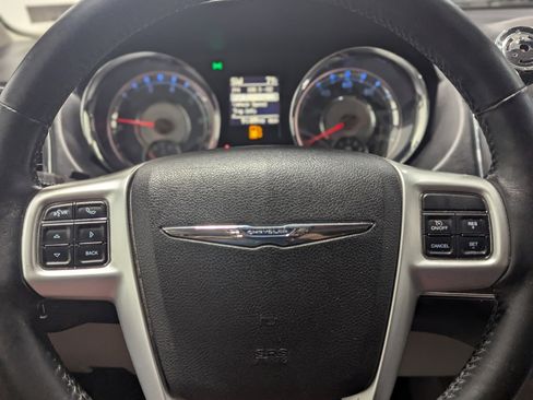 Used 2016 Chrysler Town & Country Touring w/ Driver Convenience Group image 17