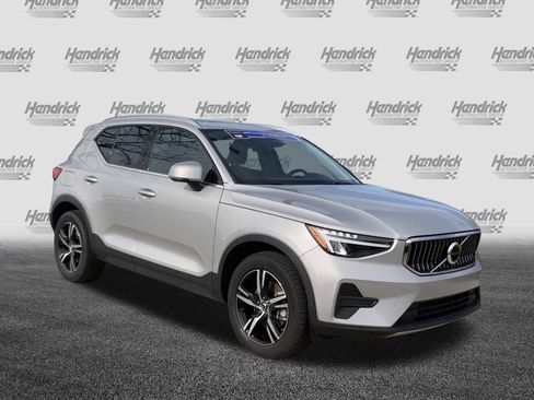 Used 2025 Volvo XC40 B5 Core image 2