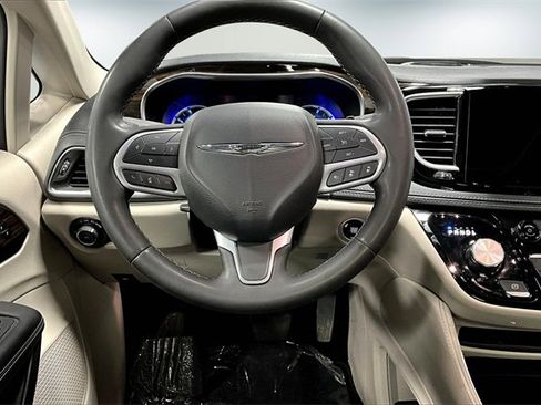 Used 2023 Chrysler Pacifica Limited image 10