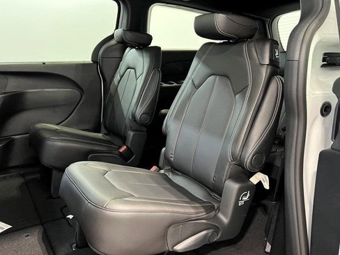 New 2026 Chrysler Pacifica Select image 11