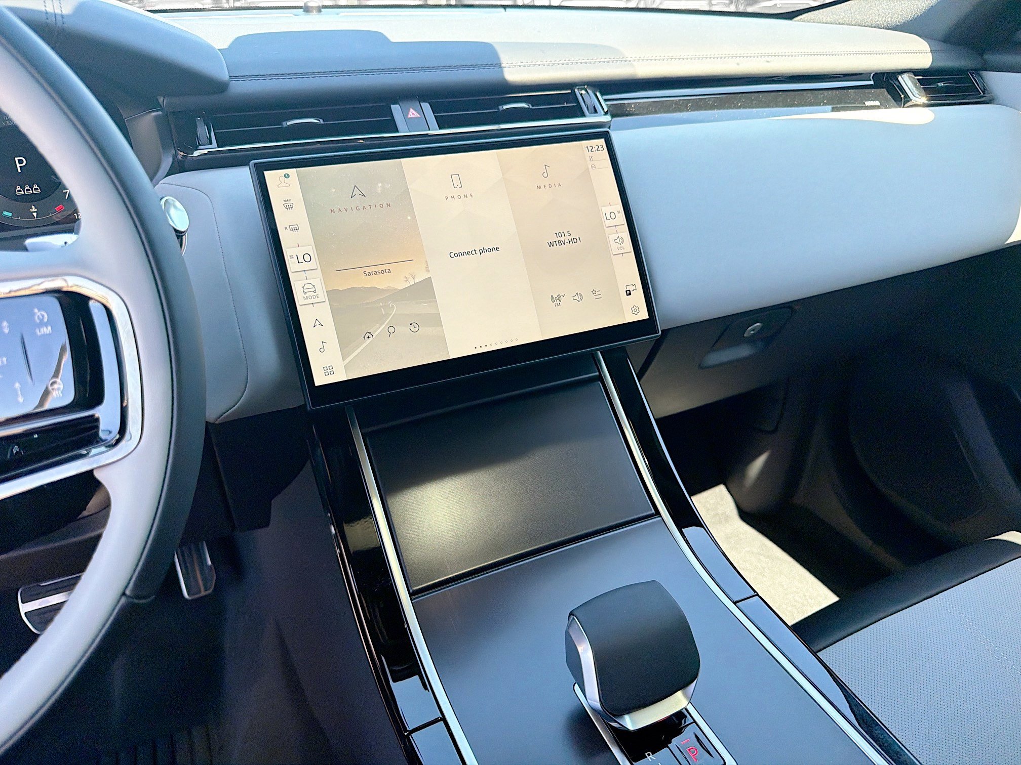 New 2026 Land Rover Range Rover Velar Dynamic SE AWD/4WD image 27