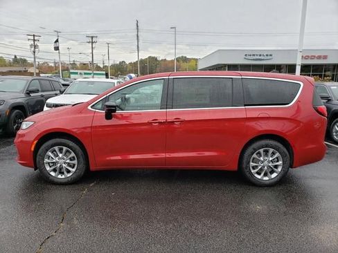 New 2026 Chrysler Pacifica Select image 2
