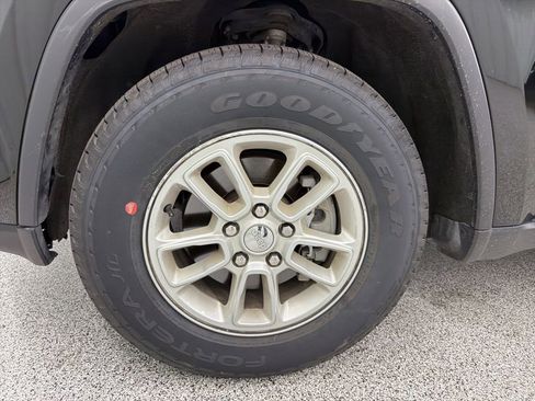 Used 2020 Jeep Grand Cherokee Laredo RWD image 9