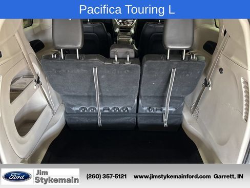 Used 2024 Chrysler Pacifica Touring-L FWD image 12