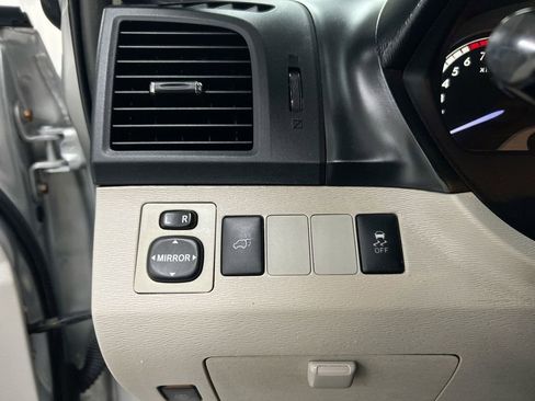 Used 2013 Toyota Venza XLE w/ XLE Premium Pkg image 18