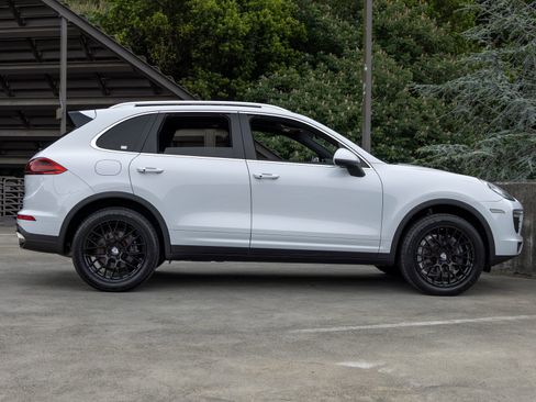 Used 2016 Porsche Cayenne AWD/4WD image 12