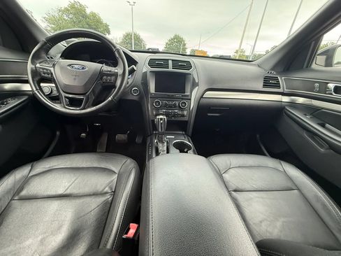Used 2018 Ford Explorer XLT w/ Equipment Group 202A AWD/4WD image 13