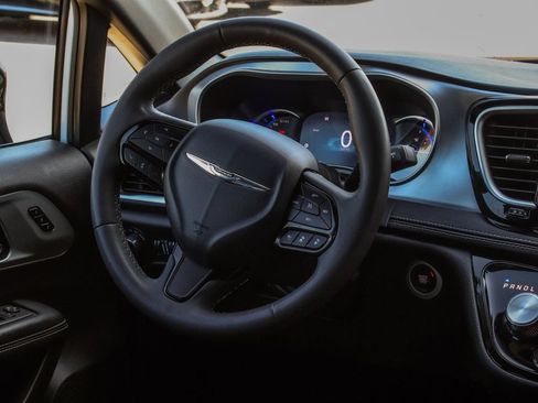 Used 2024 Chrysler Pacifica Limited FWD image 37