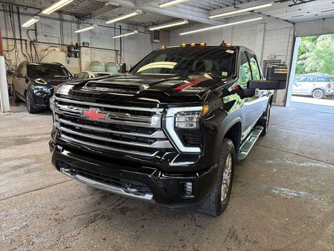 Used 2025 Chevrolet Silverado 2500 High Country w/ High Country Premium Package AWD/4WD image 3