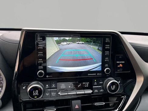 Used 2022 Toyota Highlander XLE FWD image 27