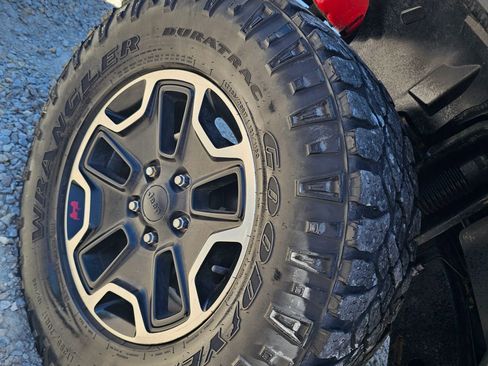 Used 2015 Jeep Wrangler Unlimited Rubicon image 13