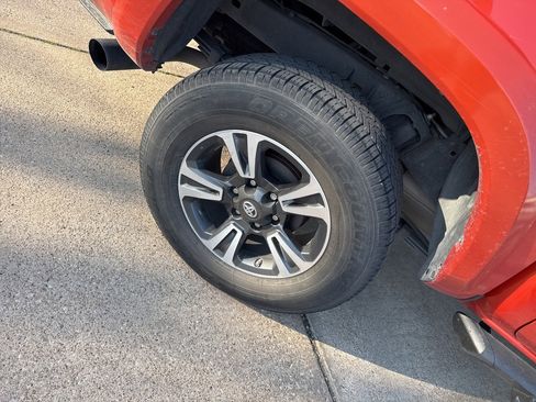 Used 2018 Toyota Tacoma TRD Sport w/ Technology Package image 14