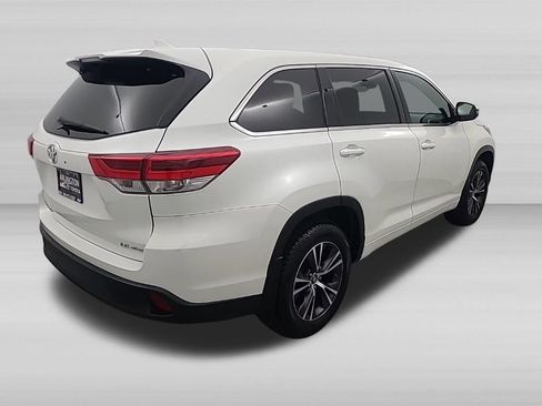 Used 2017 Toyota Highlander Plus AWD/4WD image 4