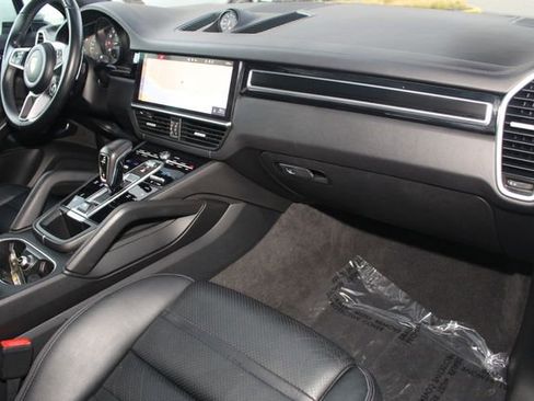 Used 2021 Porsche Cayenne GTS w/ Premium Package image 28
