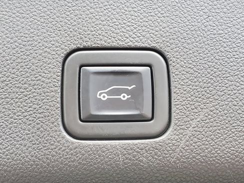 Used 2023 GMC Yukon XL Denali AWD/4WD image 9