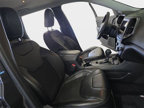 Used 2019 Jeep Cherokee Latitude Plus w/ Cold Weather Group image 12