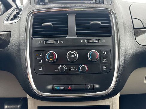 Used 2019 Dodge Grand Caravan SE image 16
