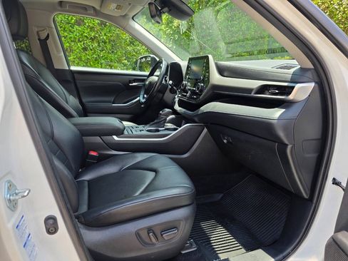 Used 2021 Toyota Highlander XLE AWD/4WD image 34