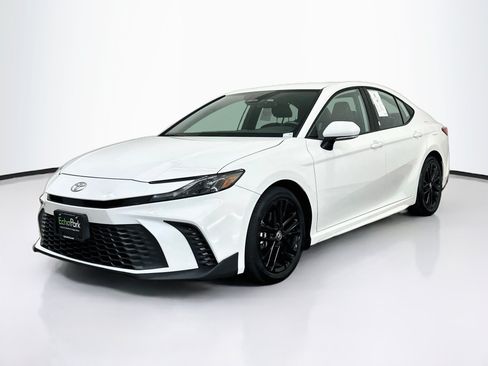 Used 2025 Toyota Camry SE FWD image 3