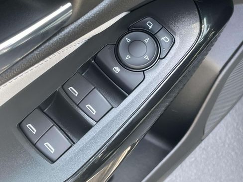 Used 2025 Chevrolet Trax LT FWD image 17
