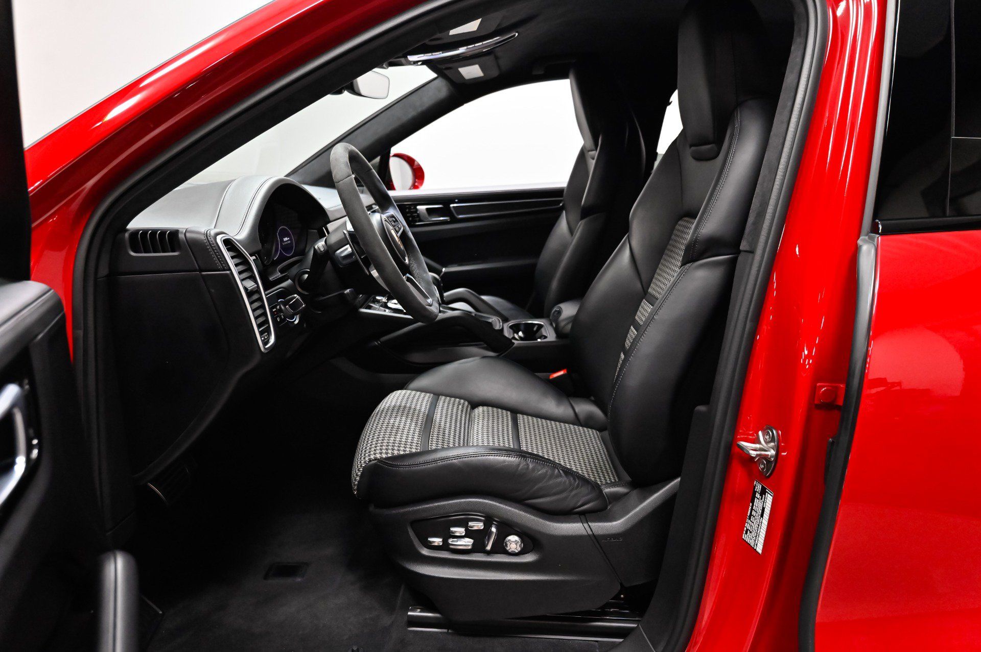 Used 2021 Porsche Cayenne GTS AWD/4WD image 4