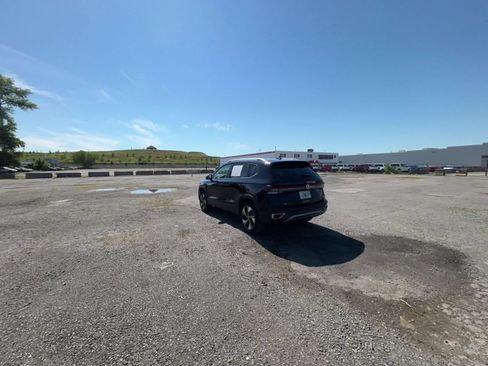 Used 2025 Volkswagen Taos SE AWD/4WD image 15