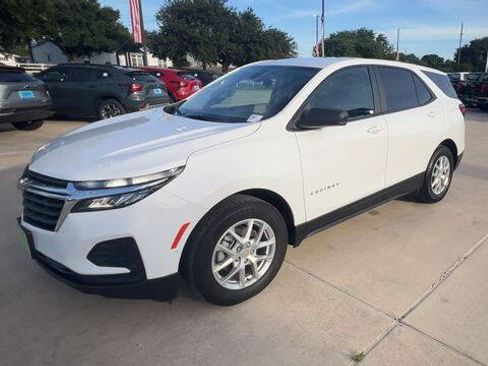 Used 2024 Chevrolet Equinox LS w/ LS Convenience Package FWD image 4