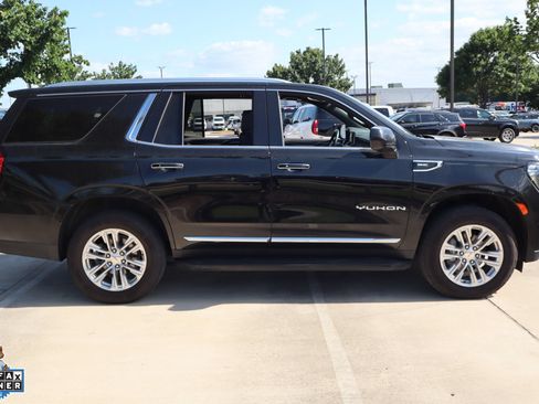 Used 2024 GMC Yukon SLT AWD/4WD image 2