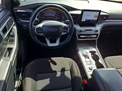 Used 2023 Ford Explorer XLT AWD/4WD image 12
