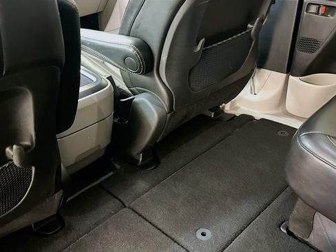 Used 2024 Chrysler Pacifica Touring-L FWD image 27