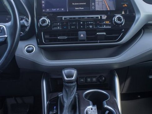 Used 2021 Toyota Highlander Platinum image 16