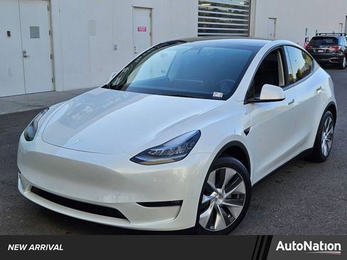 Used 2021 Tesla Model Y Long Range image 1