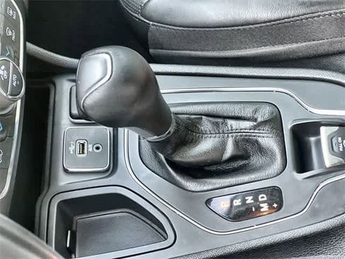 Used 2021 Jeep Cherokee Latitude Lux w/ Comfort/Convenience Group image 16