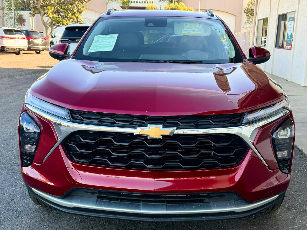 Used 2025 Chevrolet Trax LT FWD image 8