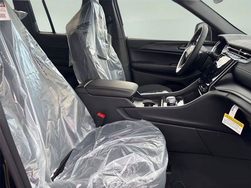 New 2025 Jeep Grand Cherokee Laredo X image 39