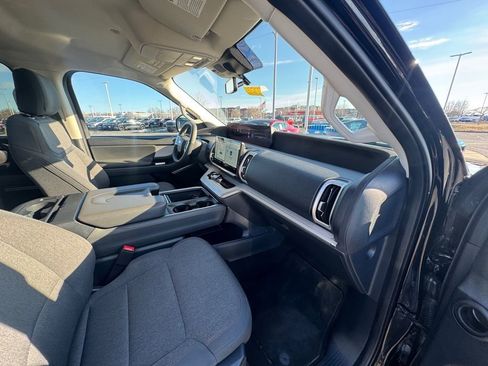 Certified 2025 Ford Expedition Active image 18