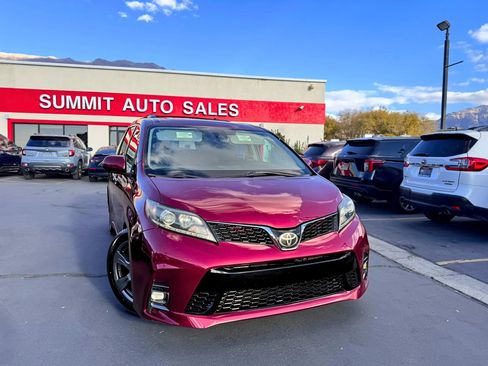 Used 2018 Toyota Sienna SE Premium image 2