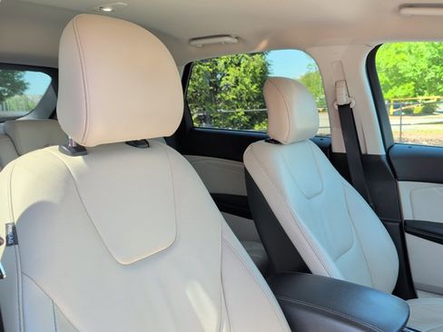 Used 2019 Ford Edge Titanium FWD image 22