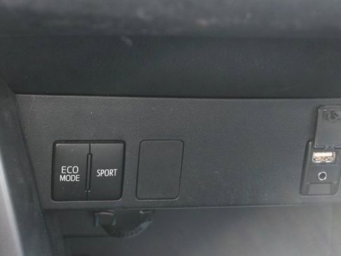 Used 2018 Toyota RAV4 LE image 18