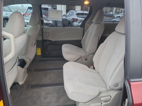 Used 2011 Toyota Sienna LE image 15