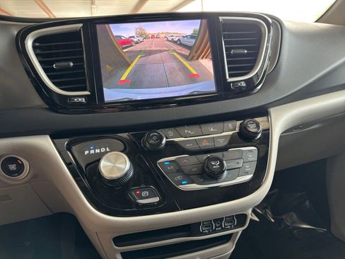 Used 2024 Chrysler Pacifica Touring-L image 17