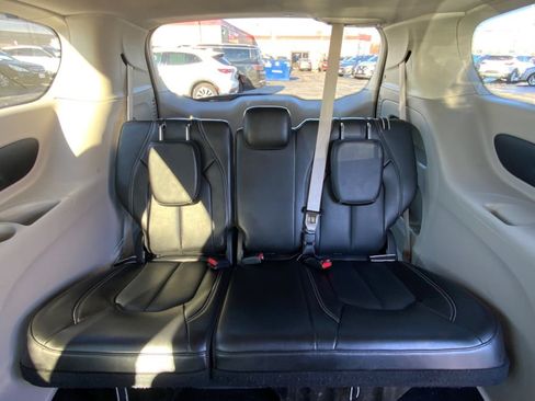 Used 2023 Chrysler Pacifica Touring-L image 37