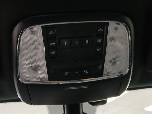 Used 2018 Jeep Grand Cherokee Limited image 12